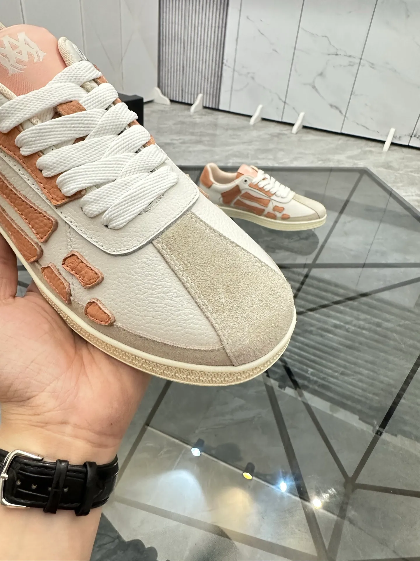 Men's shoes: 💰P420¥ Product trademark: AMIRI* "Amir*" low-top casual shoes Regular size: 38-45 (can be customized to 46) Product material: imported nubuck leather upper, breathable lining, original outsole. Number: 001